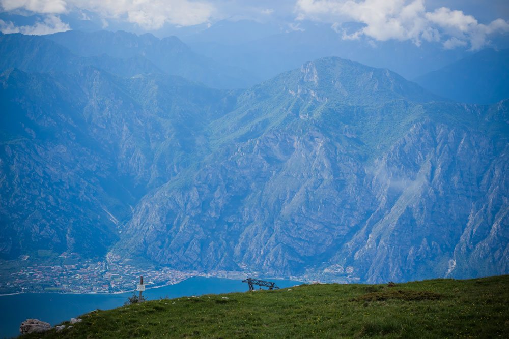 На вершине Монте-Бальдо, внизу виднее часть озера Гарда