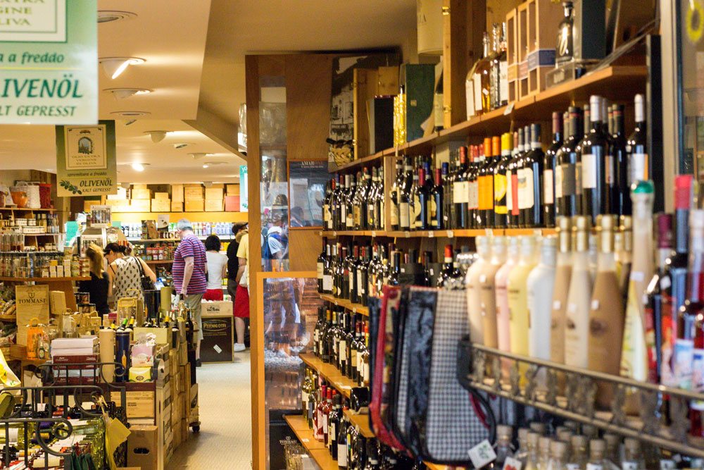 В Мальчезине, например, очень много всяких винных магазинов для истинных любителей итальянских напитков