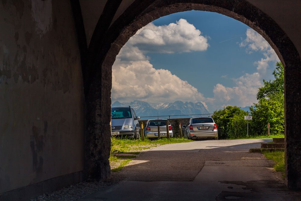По дороге от крепости к церкви можно завернуть на любопытные улочки с которых открывается вид на Альпы