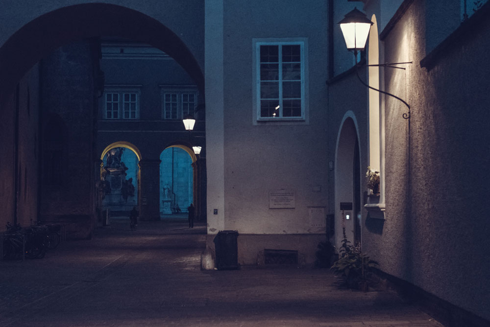 Где-то на темных улочках Зальцбурга фонари делают свою работу и создают уют для таких как мы:)