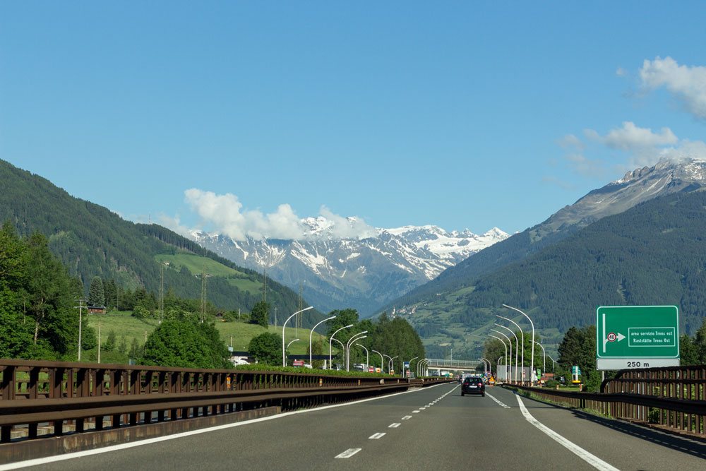 По дороге в Зальцбург на территории Италии. Альпийски горы расступаются, чтобы освободить нам путь:)