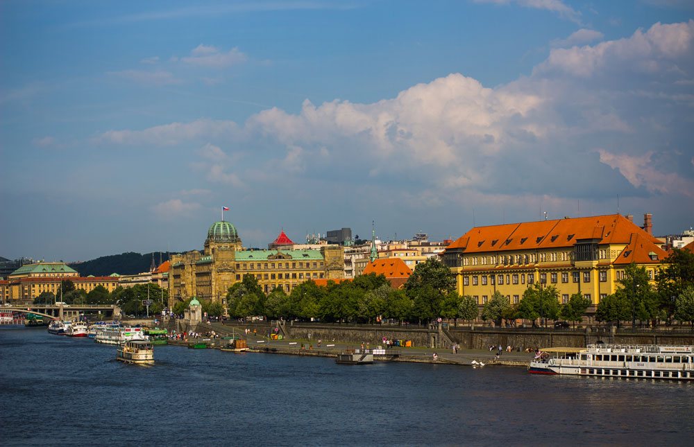 Вид на северо-восточную часть реки Влтавы и Праги