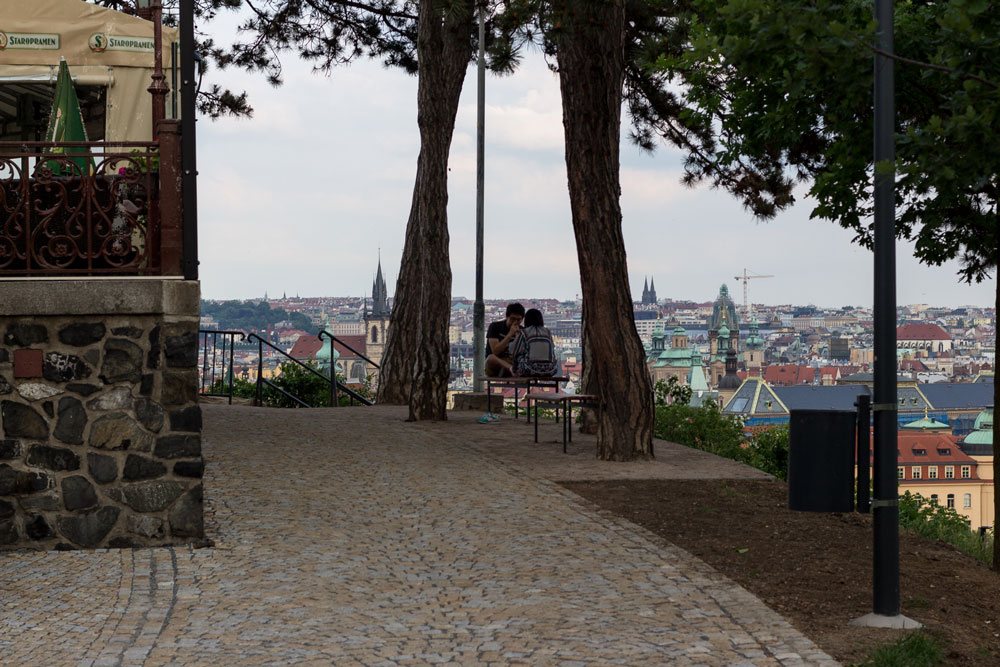 За ним как раз и открывается тот самый знаменитый вид на мосты в Праге