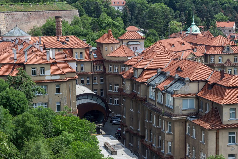 Очень красивые все таки эти типичные домики в Праги с их необычными крышами:)