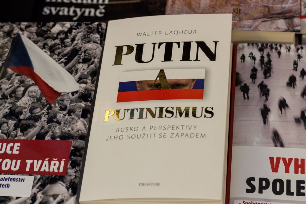 В книжном магазине мы нашли кстати вот такую забавную книжку:) Видимо Путин действительно очень сильно заботит европейцев