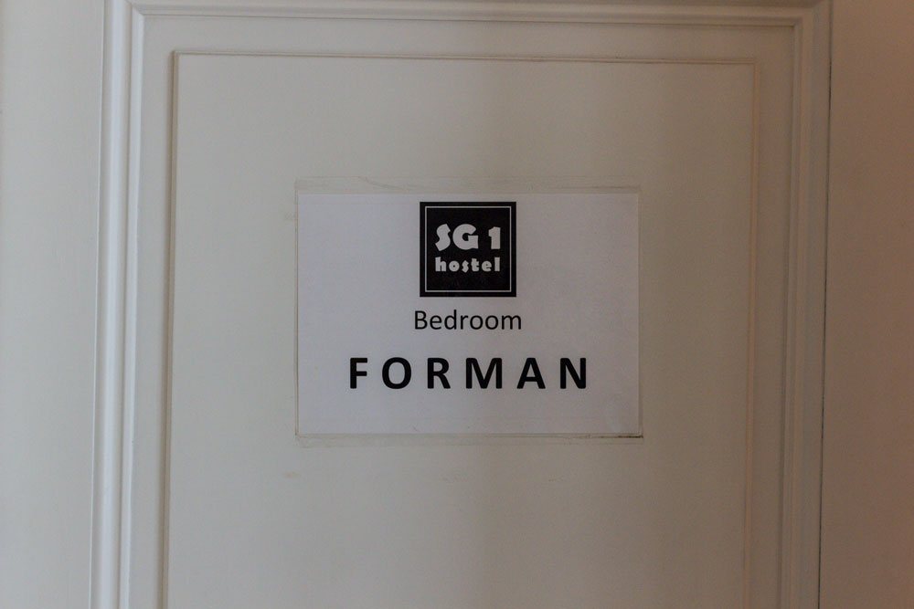 Комнаты в хостеле вполне стандартные. А вот названия к комнатам очень не стандартные:)