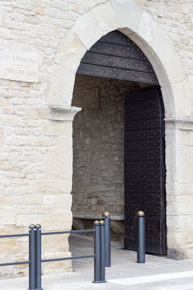 Собственно говоря входим в главные ворота Сан-Марино, которые носят имя святого Франциска (Porta Del Loco)