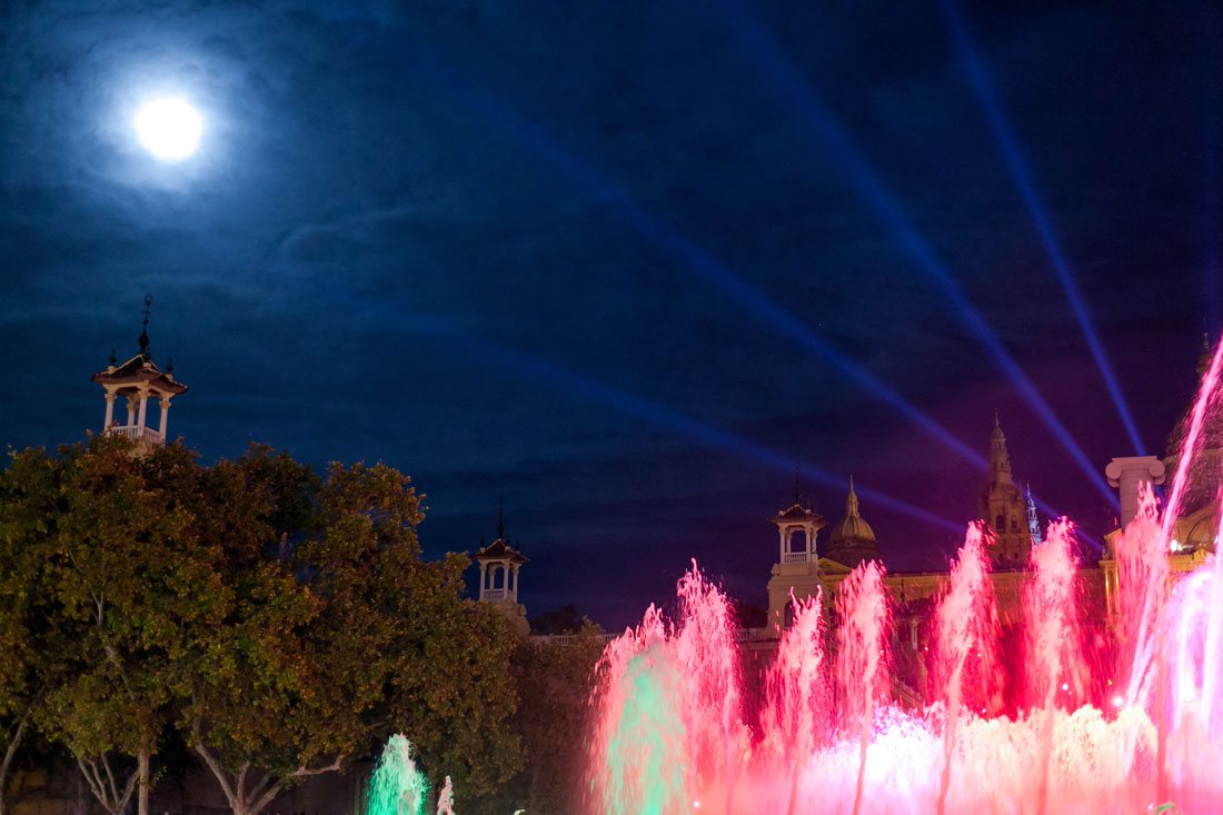Представление фонтанов на фоне огромной луны