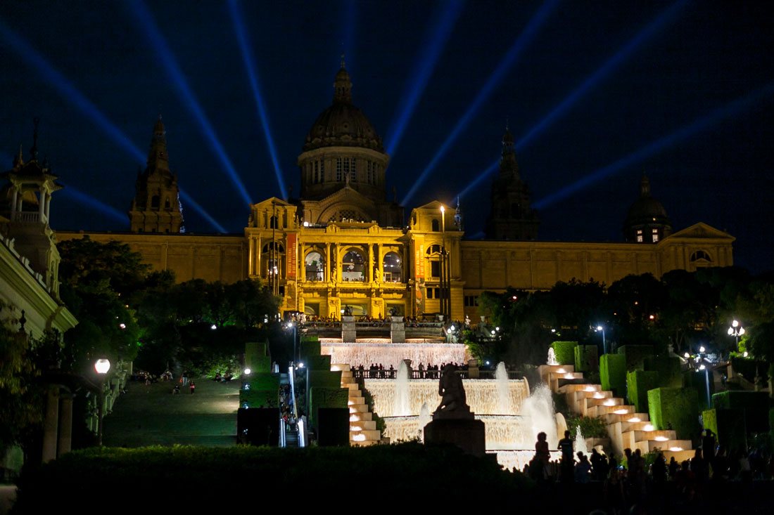Вид на дворец Монжуик и световое шоу с фонтанами