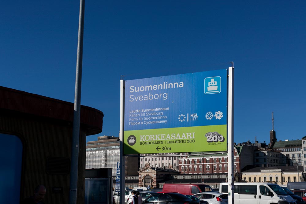 Указатель в порту Хельсинки - паром на остров Суоменлинна (Свеаборг)