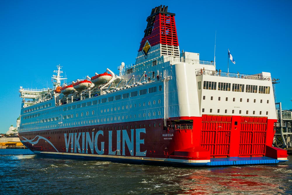 Огромное судно причаливает в порт Хельсинки