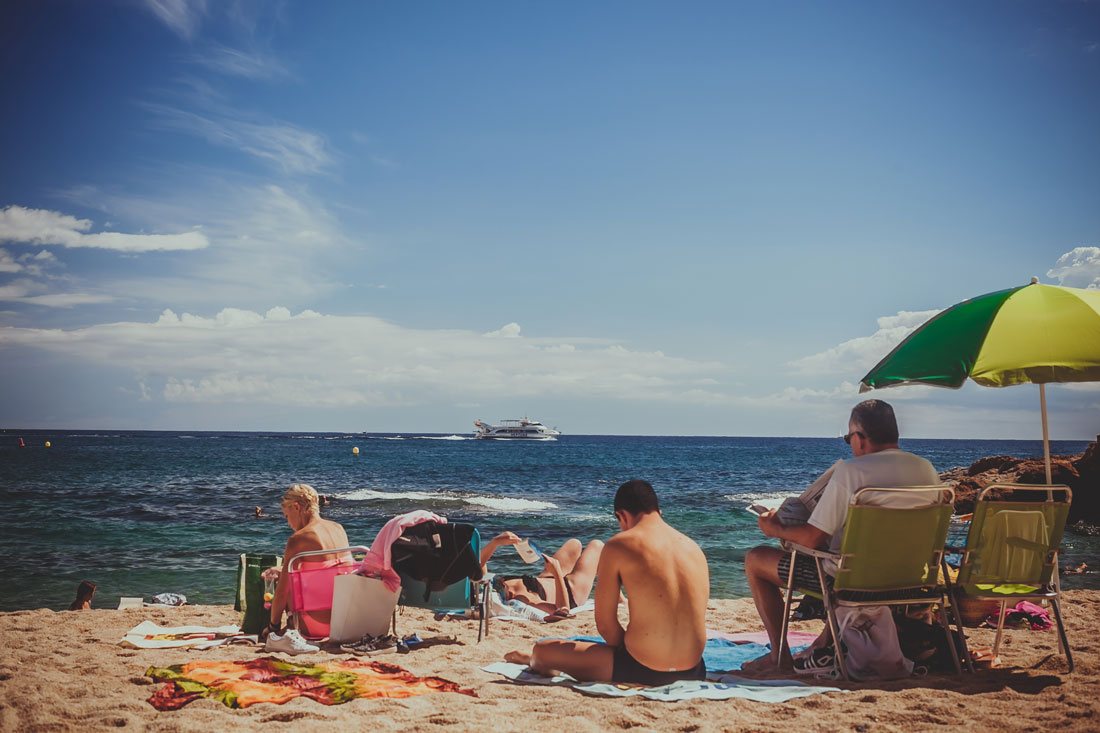 Беззаботные туристы на пляже Льорета