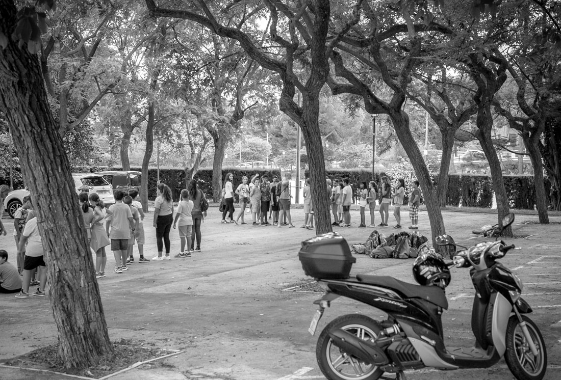 Перед входом в парк вот такая небольшая площадка, где часто собираются дети или туристическая группа. Также здесь можно припарковать мотоцикл.