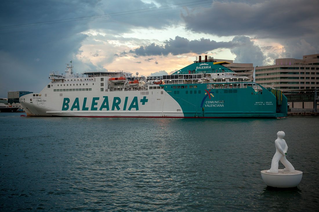 Огромный корабль Balearia