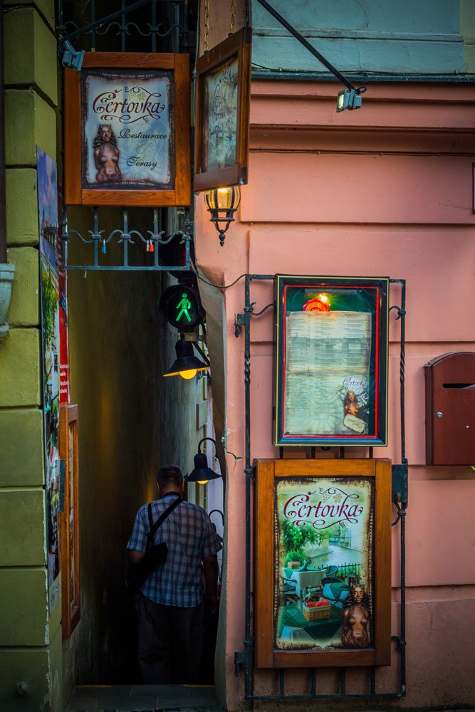 Вход на самую узкую улицу в Праге лежит прямиком к ресторану Чертовка:)