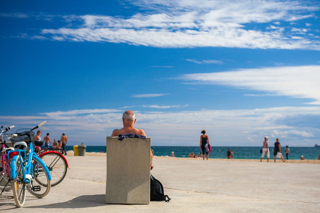 А еще на пляже есть вот такие забавные каменные стулья, где любят понежиться местные жители