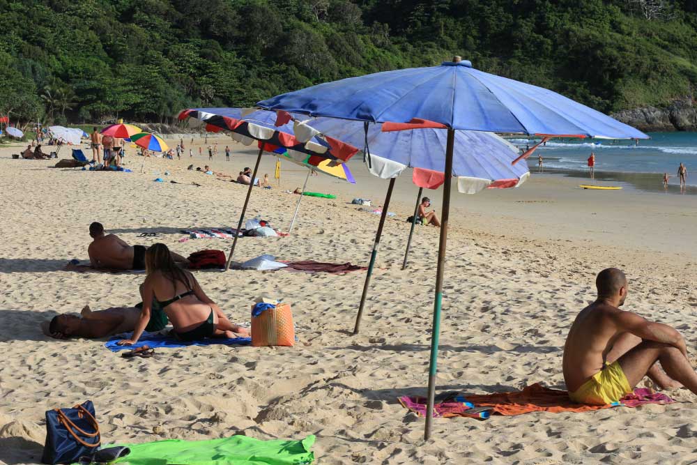 На территории пляжа всегда можно взять напрокат вот такие зонты