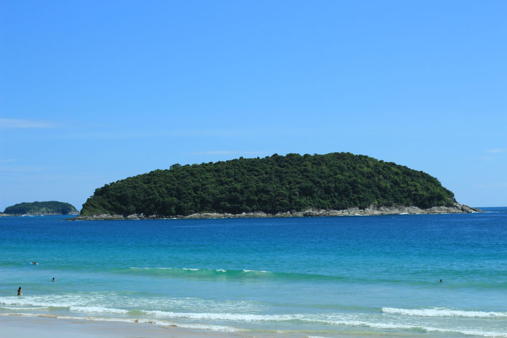 Вид с пляжа Найхарн на небольшой остров за которым находится мыс Промтеп