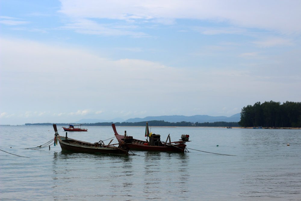 Пляж Най Янг - промысловые лодки на побережье