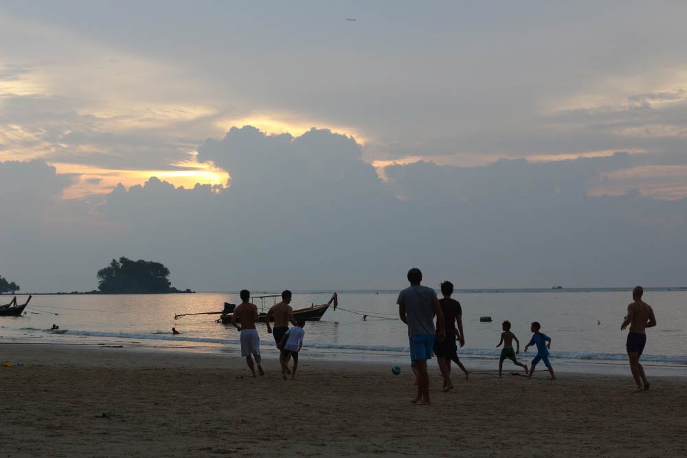 Местные играют в футбол на пляже Най Янг