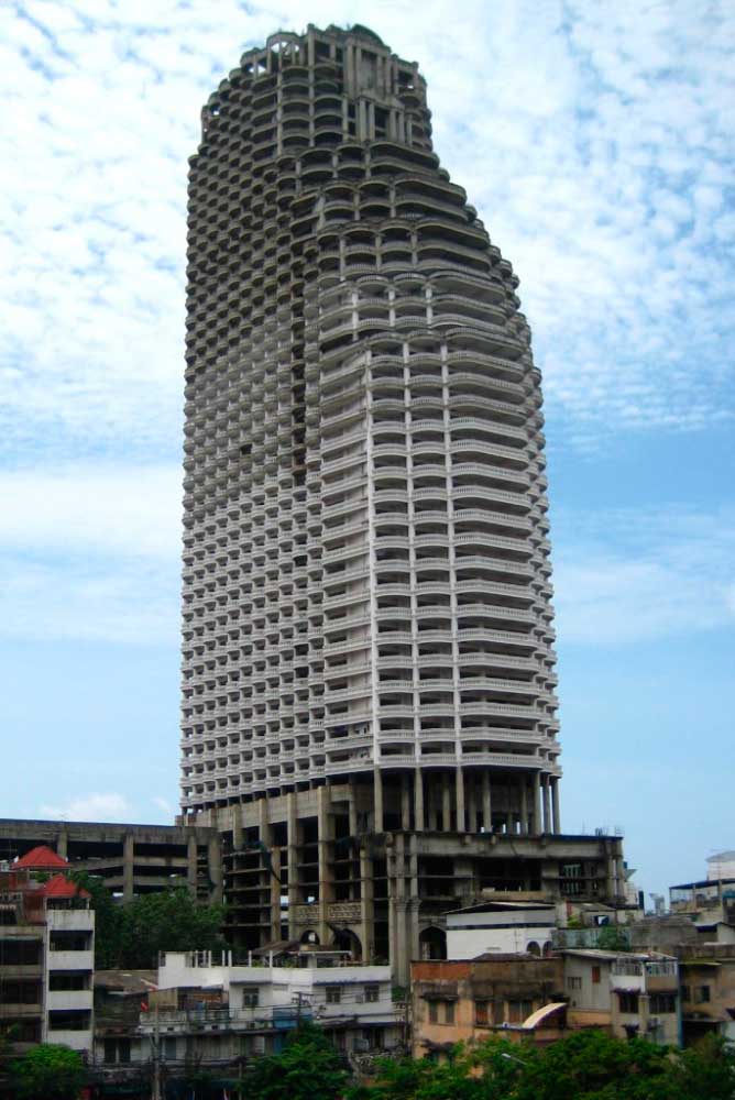 Общий вид на заброшенный небоскреб в Бангкоке