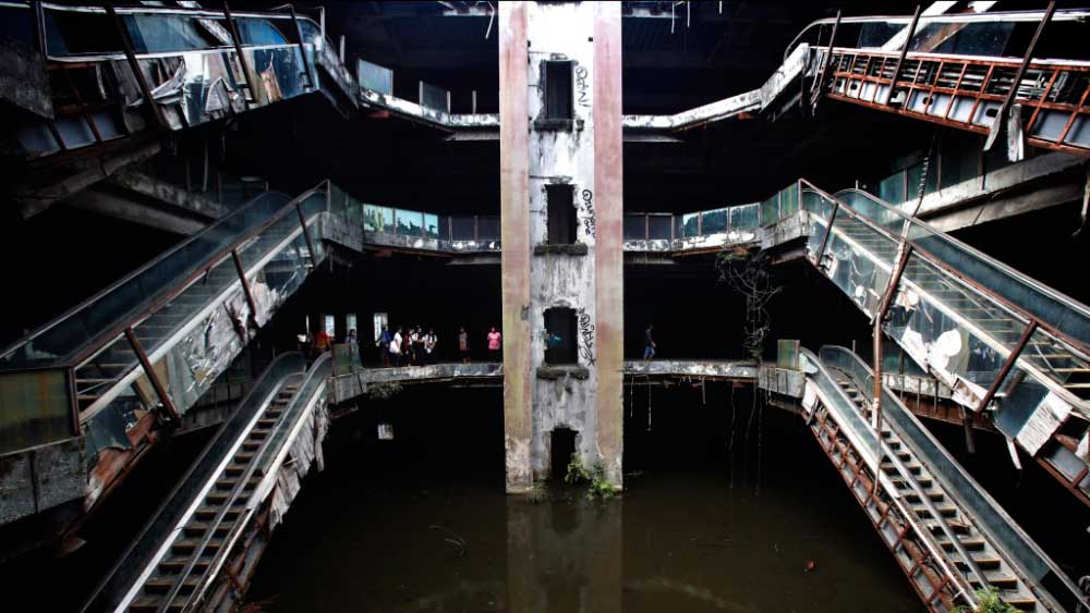 Внутри заброшенного здания в Бангкоке своя атмосфера.