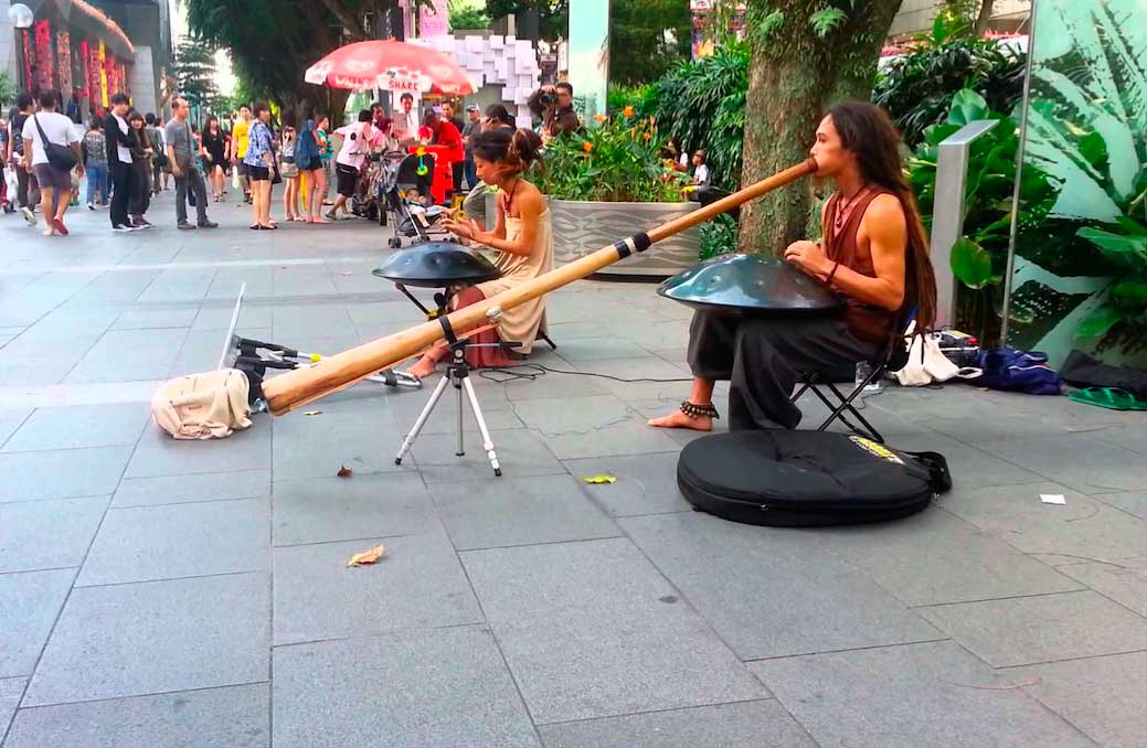 Уличный музыкант в Сингапуре