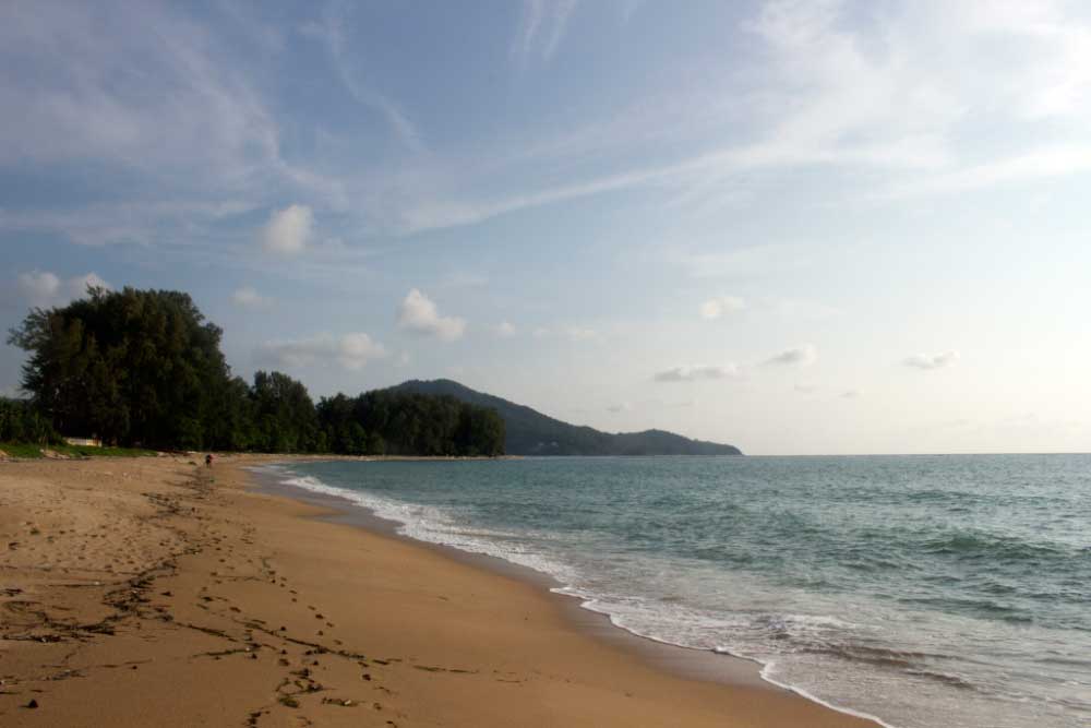 Вид на южную часть пляж Май Кхао.