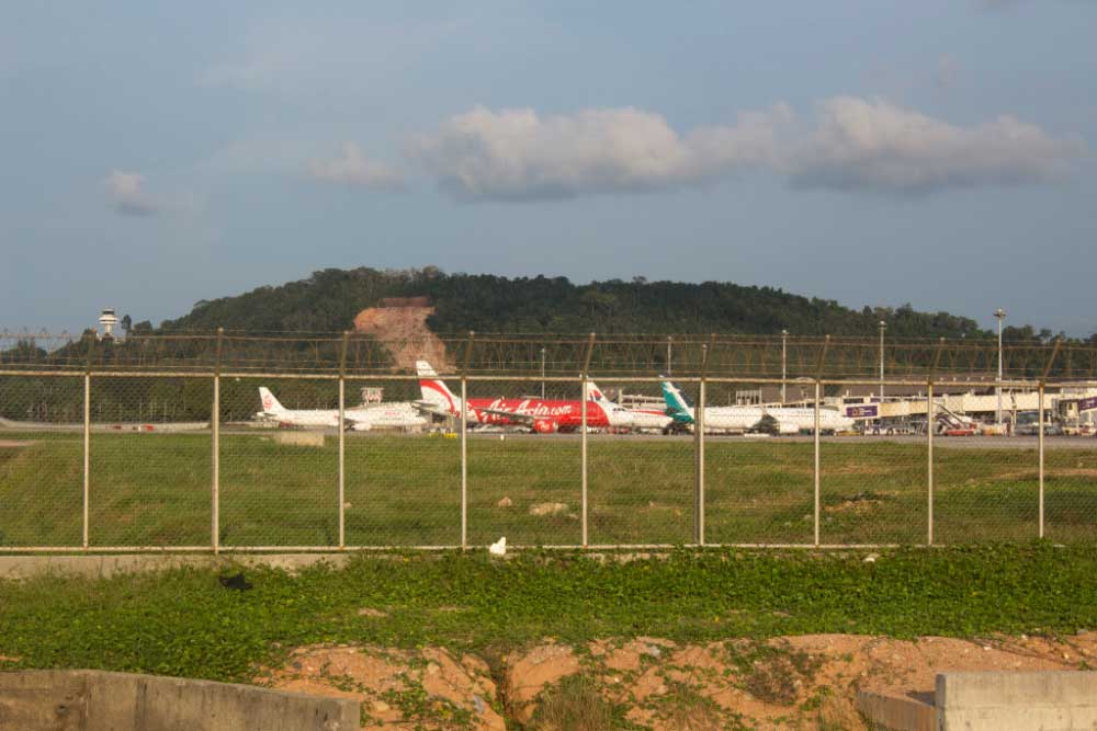 Вот так стоят припаркованные самолеты в аэропорту Пхукета