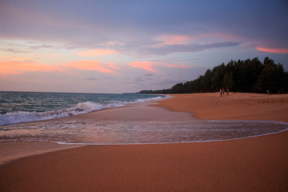 И не менее красивый пляж Май Кхао, когда его озаряют такие краски
