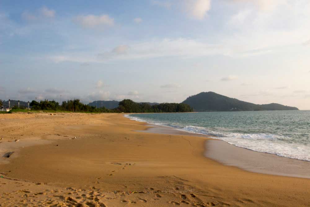 А всего в паре десятков метров от них - самый настоящий пляж Май Као и море:)