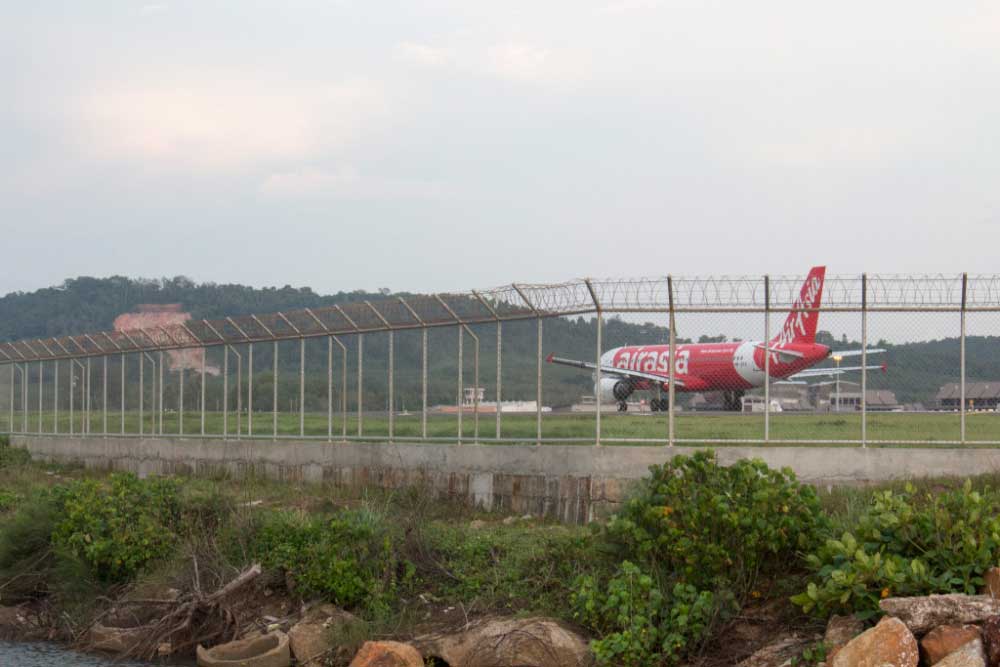 Air Asia прогревает двигатели для начала взлета