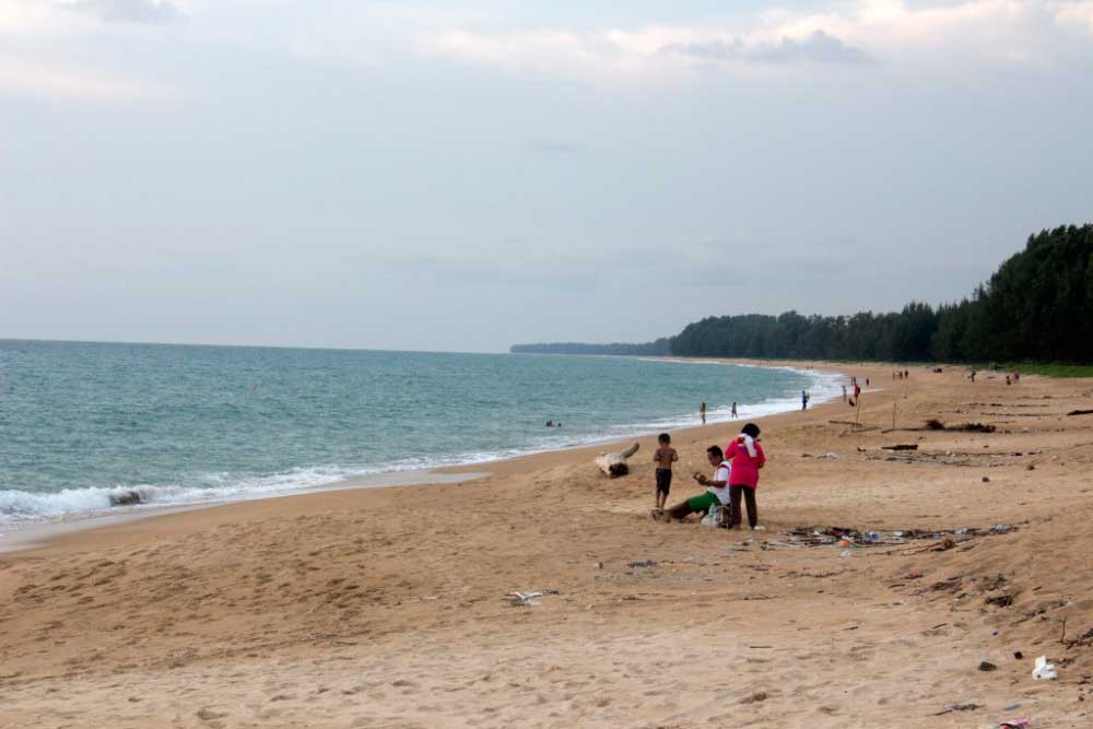 Местные жители на пляже Май Као