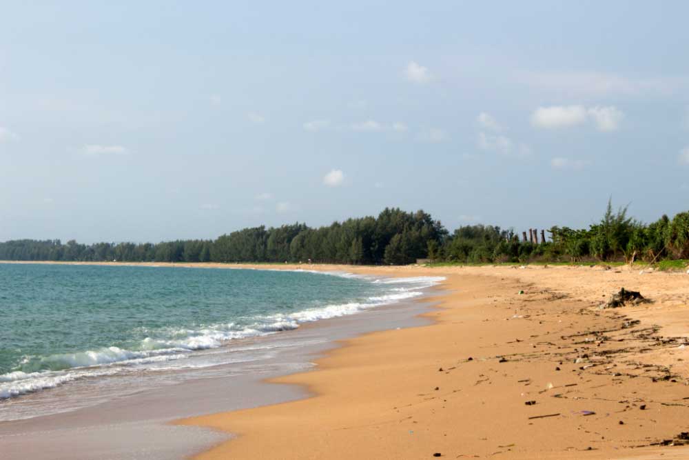 Вид на северную часть пляж Май Кхао.