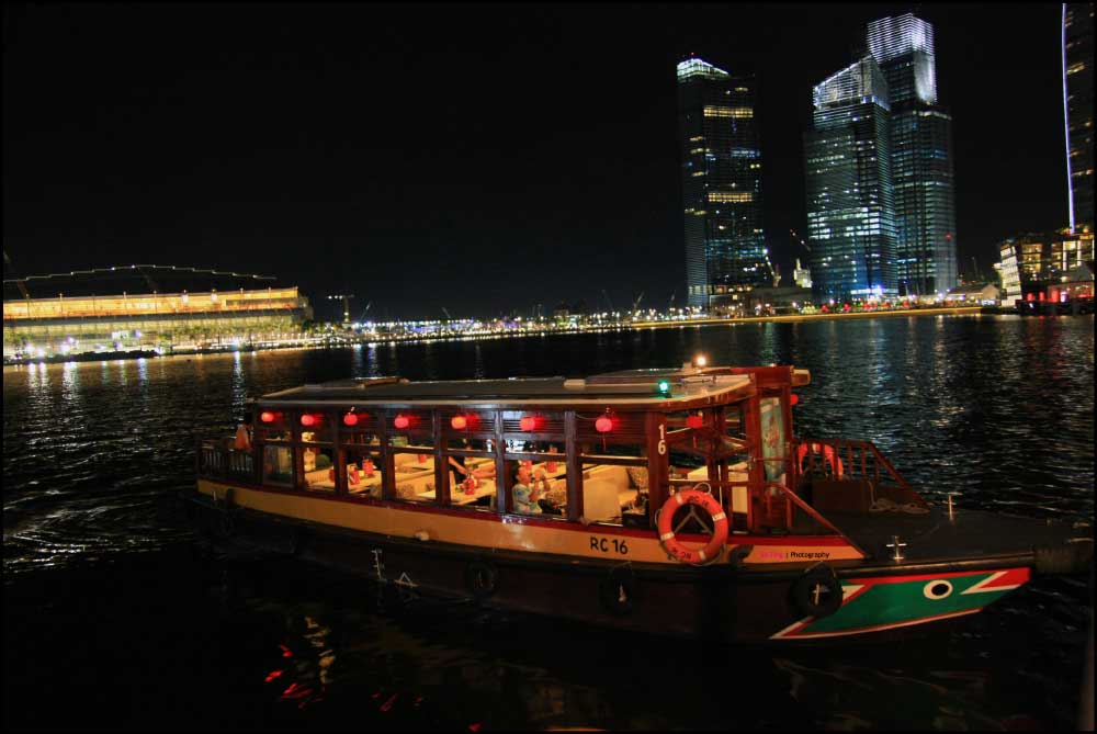Речные трамвайчики Сингапура в заливе Марина Бэй