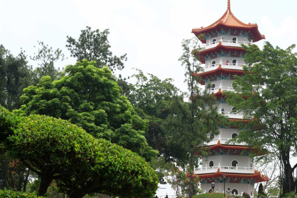 Китайская пагода в китайском саду в Сингапуре