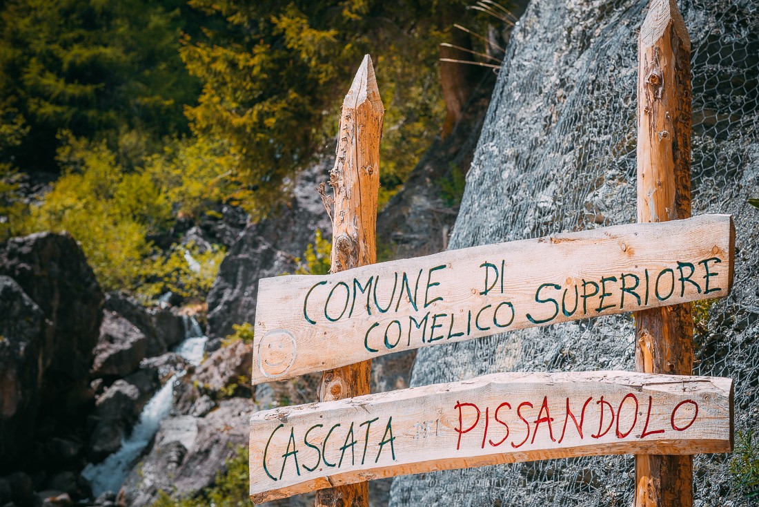 Указатели на водопад Cascata Pissandolo рядом с дорогой