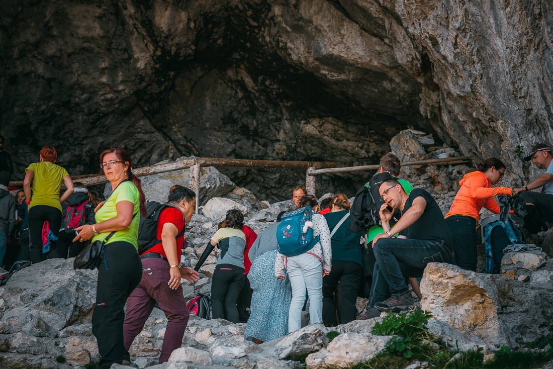 Толпы туристов ждут своего захода в пещеру