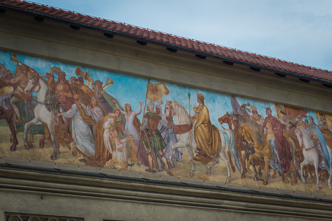 Фрески на воротах (1835 г.), сделанные Бернхардом фон Нехером, изображают победоносное возвращение императора Луи после битвы при Мюльдорфе в 1322 году.