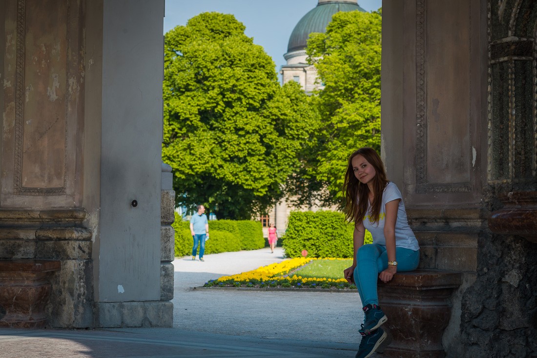 Скамеек там не так много, зато можно посидеть в тени здесь:)