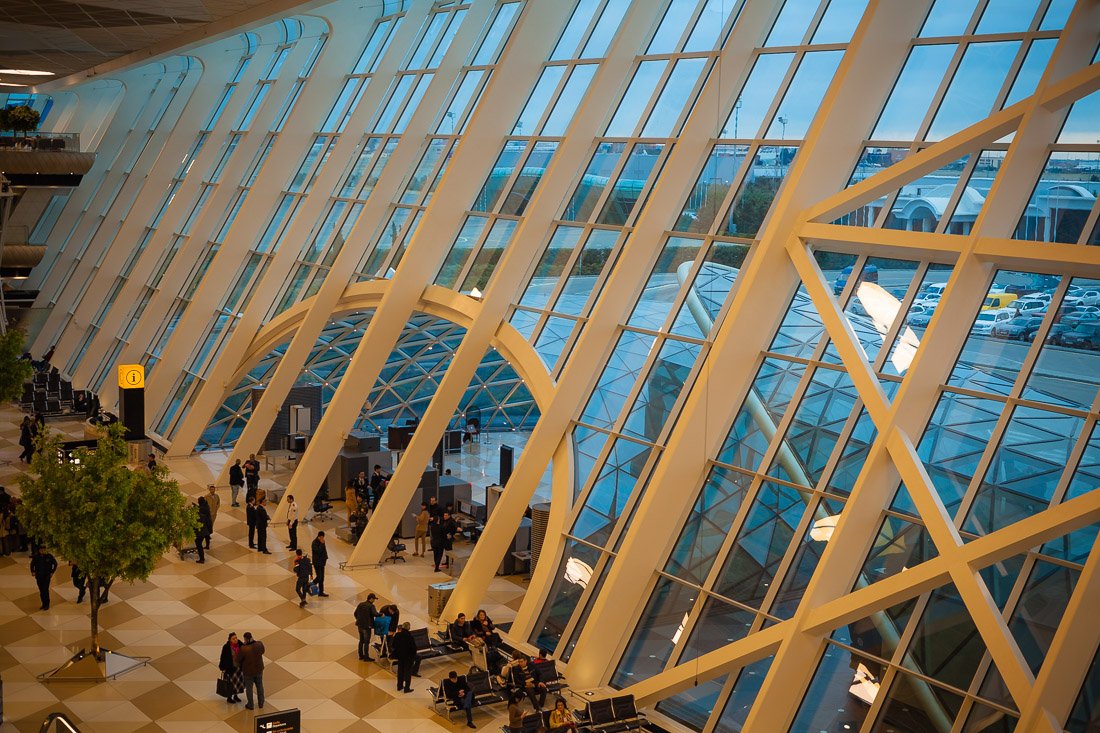 Главный вход в аэропорт Баку