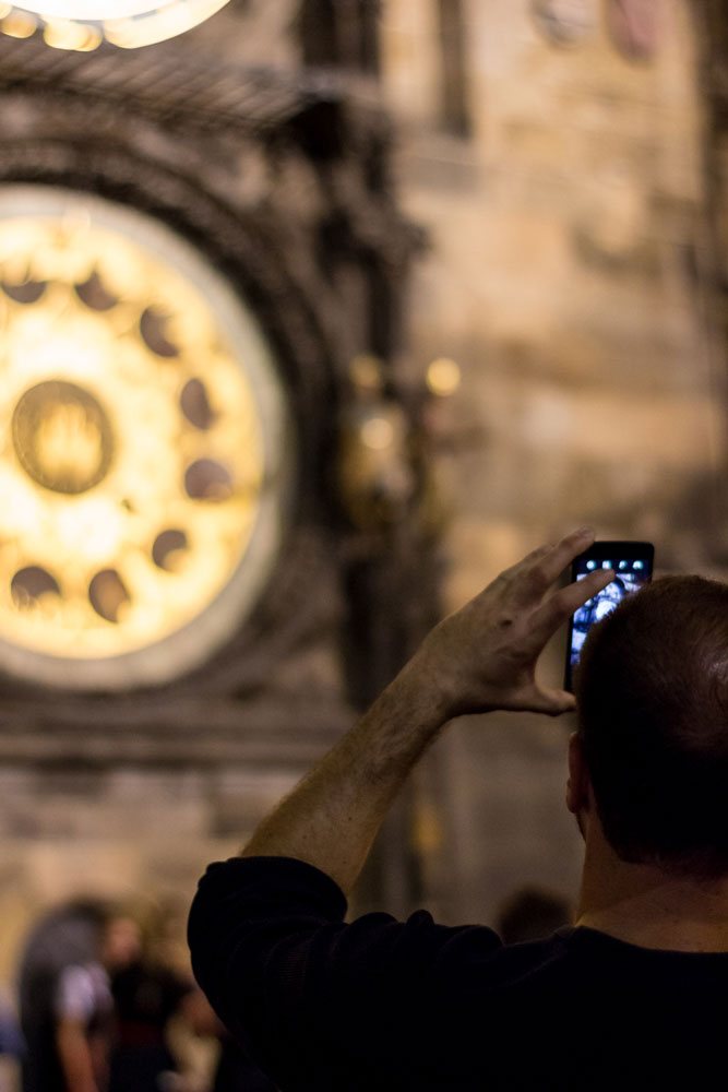 Все фотографируют часы на Староместской площади, а я фотографирую как кто-то фотографирует эти часы:):)