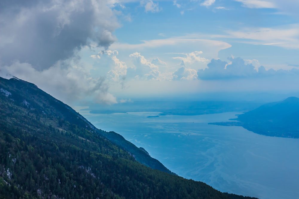Вид с горы Монте-Бальдо на озеро Гарда