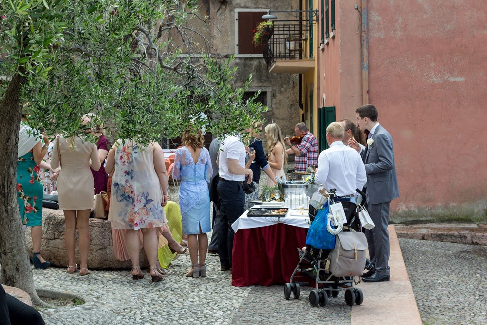А вот так в Италии проходят свадьбы - скромно, со вкусом, вместо тамады - дегустация вин и сыров:)