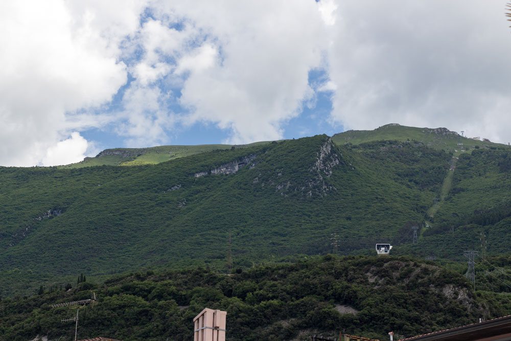 Вид на гору Монте Бальдо и линию фуникулера (она в правой части кадра)