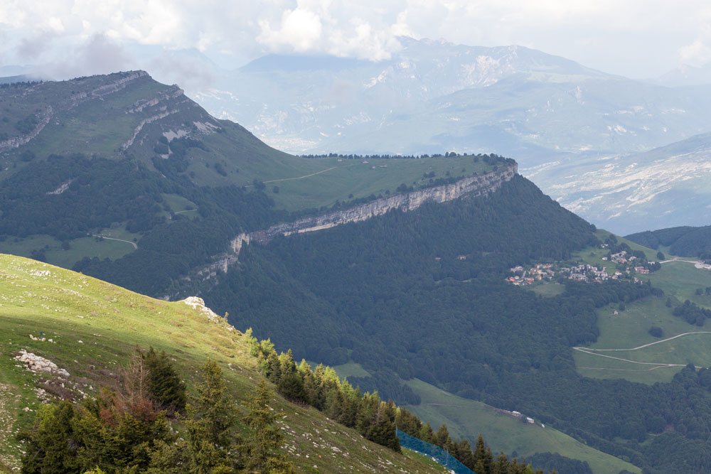 Вид на пешую дорогу с горы Монте Бальдо