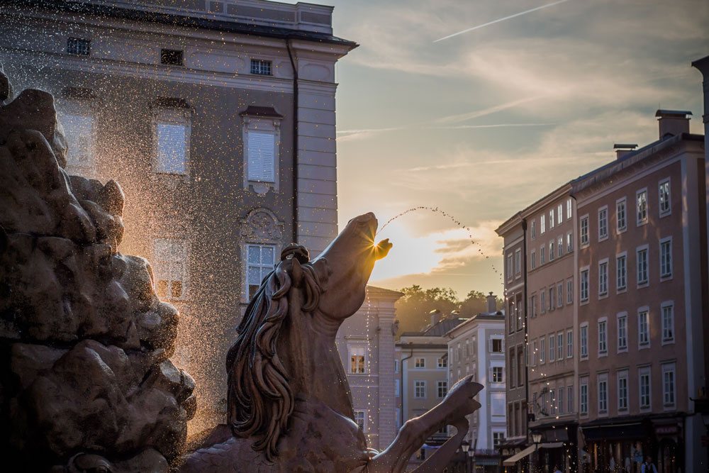 Прекрасный фонтан в том же стиле барокко - Резиденцбруннен. На центральной площади Резиденцплац в Зальцбурге