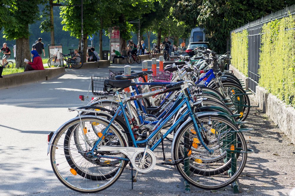 Зальцбург, кстати, это самый велосипедный город в мире по их количеству на тысячу населения. И для этого здесь создана абсолютно идеальная инфраструктура: выделенные дорожки, светофоры, парковки и т.п.