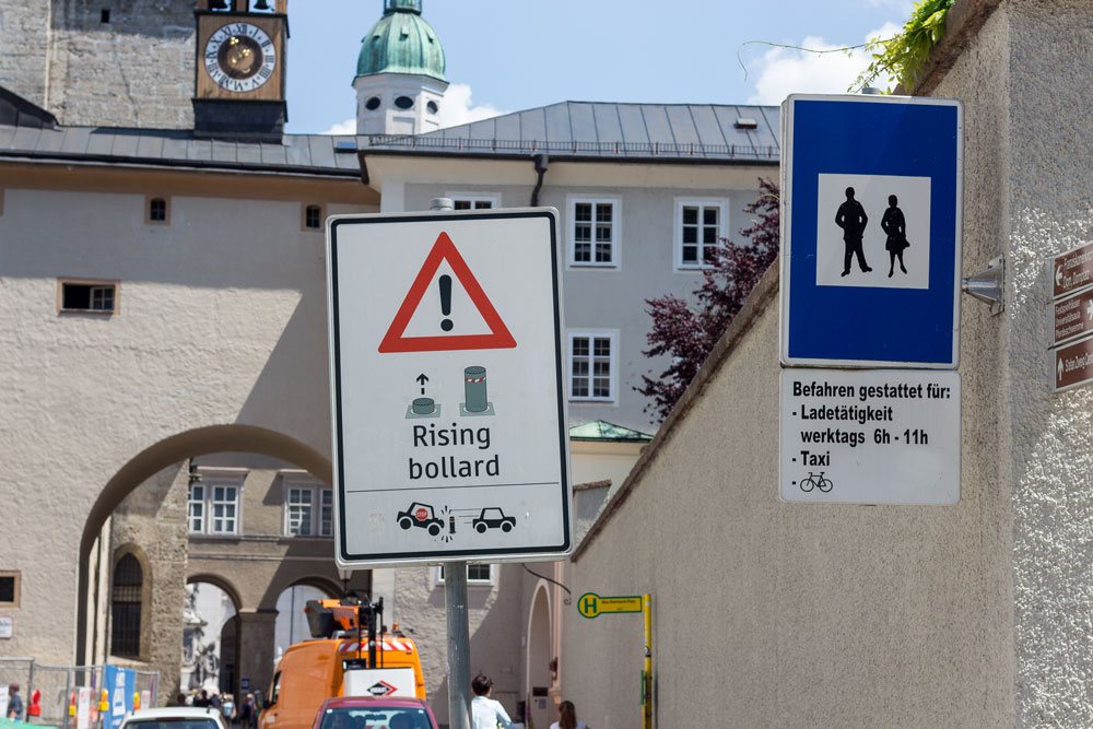 Предупреждение о выезжающих столбиках в Зальцбурге
