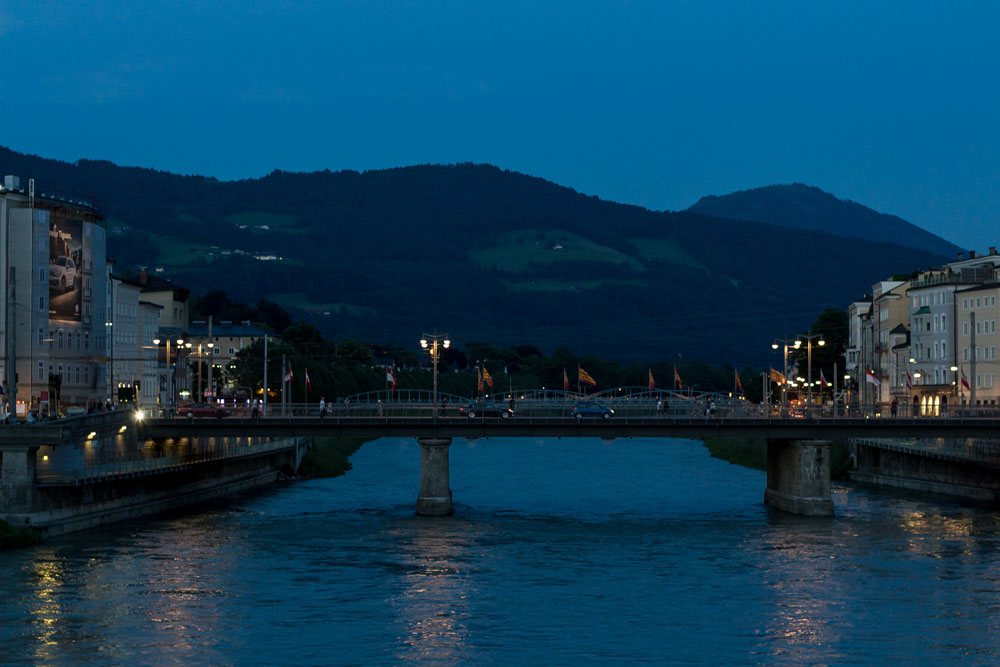 А вот вид на один из мостов в Зальцбурге ночью